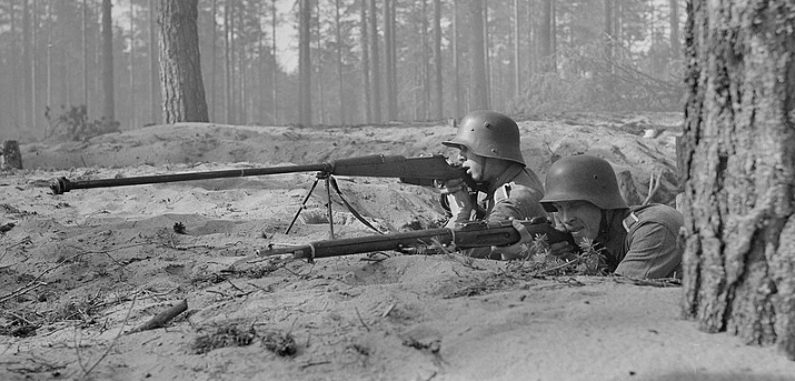 Polski tajny karabin Ur - broń z czasów II wojny światowej. Na zdjęciu fińscy żołnierze z karabinem przeciwpancernym wz. 35, 1942 r.