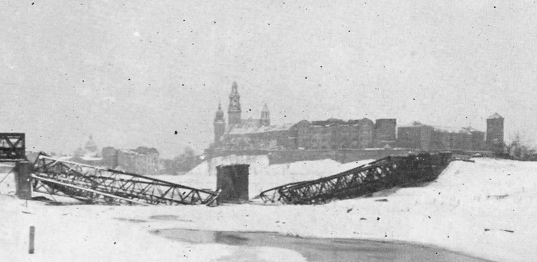 Kraków. Most Dębnicki na Wiśle zniszczony przez wycofujących się Niemców. W tle Wzgórze Wawelskie