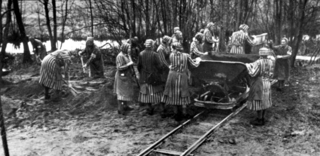 Obóz koncentracyjny Ravensbrück. Rosjanie wyzwolilili kobiety i popełniali na nich brutalne gwałty