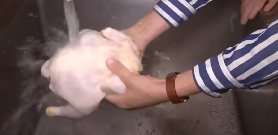 Mycie surowego kurczaka