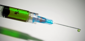 Szczepionka na COVID-19 to nie koniec pandemii? Naukowcy mają pesymistyczne prognozy