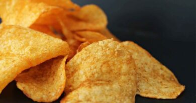 Chipsy - jaki mają skład i wpływ na zdrowie? Czym jest akrylamid i ile jest kalorii w chipsach?