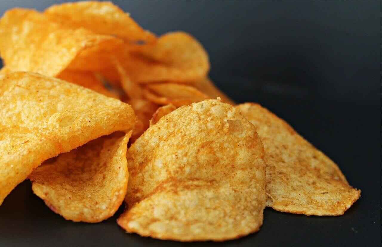 Chipsy - jaki mają skład i wpływ na zdrowie? Czym jest akrylamid i ile jest kalorii w chipsach?