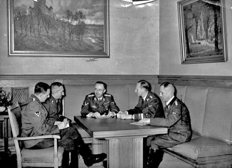 Franz Huber, Arthur Nebe, Heinrich Himmler, Reinhard Heydrich and Heinrich Müller - narada dotycząca śledztwa w sprawie zamachu na Hitlera w 1939 roku