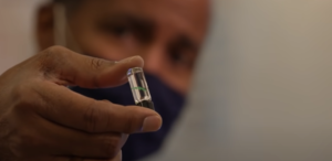 Pentagon stworzył podskórny chip, który wykrywa zakażenie COVID-19 i wykonuje nieustanne badanie krwi