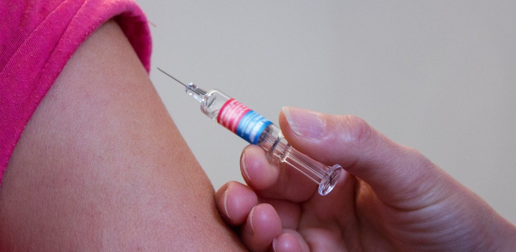 Skuteczność szczepionek na COVID-19 spada. Naukowcy apelują o nowe preparaty przeciwko wariantowi Delta