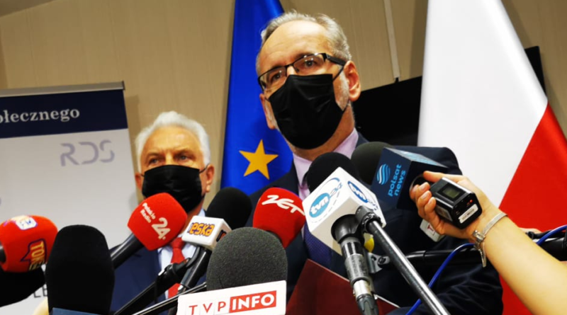 Minister zdrowia Adam Niedzielski zapowiada obostrzenia i restrykcje. Koronawirus wraca do Polski