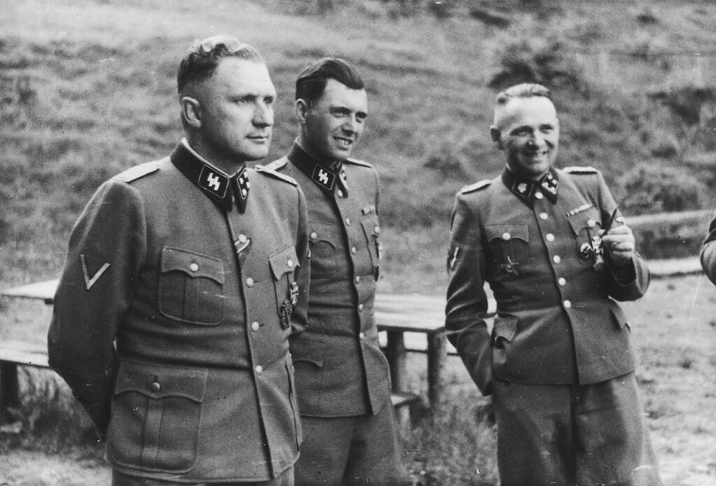 Josef Mengele, Richard Baer oraz Rudolf Höß. Zdjecie wykonane w Auschwitz w 1944 roku
