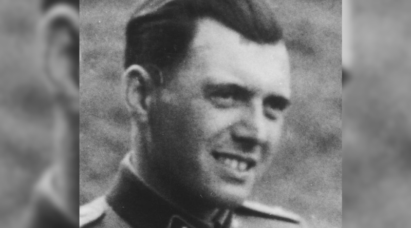 Niemieccy zbrodniarze wojenni. Josef Mengele w Auschwitz. Zdjęcie wykonane w 1944 roku