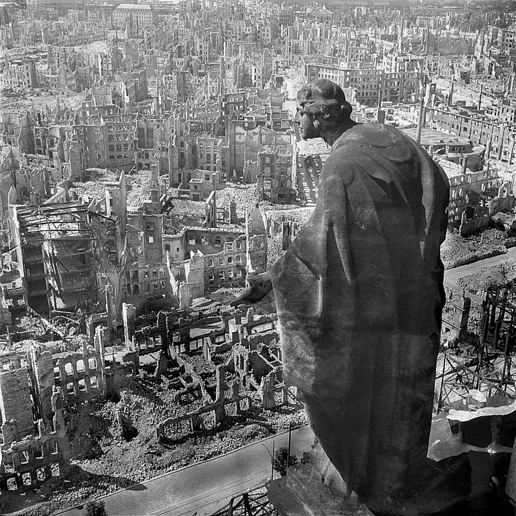 Bombardowanie Drezna i zdjęcie przedstawiające zniszczone miasto
