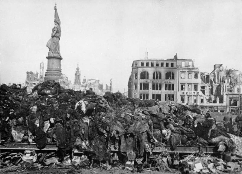 Bombardowanie Drezna. Zdjęcie przedstawiające ofiary czekające na kremację
